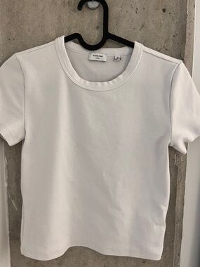 Aritizia’s Sunday Best White Crop T-Shirt Size Small